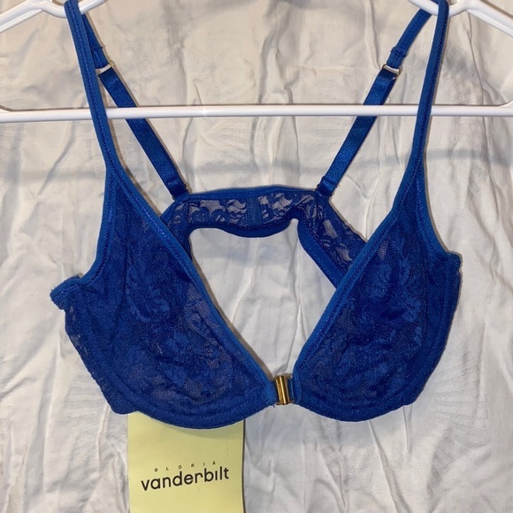 Brand new Gloria Vanderbilt blue lace bra front clasp